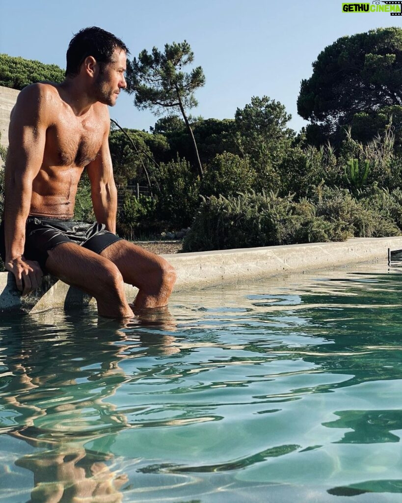 Alejandro Albarracín Instagram - Entre playa o piscina, elijo primero a la playa y más tarde a la piscina 😂 Portugal