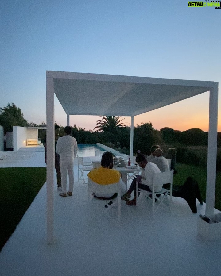 Alejandro Albarracín Instagram - Amigos, cerveza y manga larga. Portugal