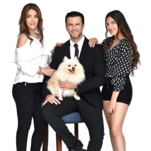 Alejandro Ávila Instagram - Mi mundo entero en una foto! 🤩
@gordimarti @vale.acruz #coco🐺