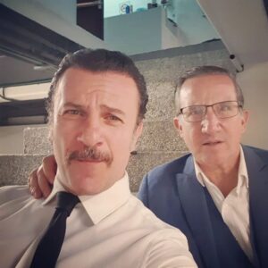 Alejandro Ávila Instagram - Siempre es un gusto poder compartir escenarios con gente tan talentosa y divertida,  una faceta (la comedia) que pocos conoce de ti mi querido @plutarcohaza excelente como siempre,  gracias por tu talento mijooo. 🙏🏻🌞