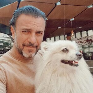 Alejandro Ávila Instagram - Vivir tiene una dirección,  es hacia adelante. 

To live has one direction,  it is forward!

#vida #life #forward #haciaadelante #poneranian #happy #picoftheday