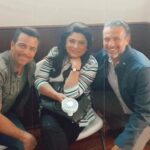 Alejandro Ávila Instagram - @coronadelagrimasof #refugiochavero @victoriaruffo #mundochavero @manedelaparra con #bandolero que gozadera trabajar con tan bellos seres humanos, gracias 🙂 😘🙏🏻
