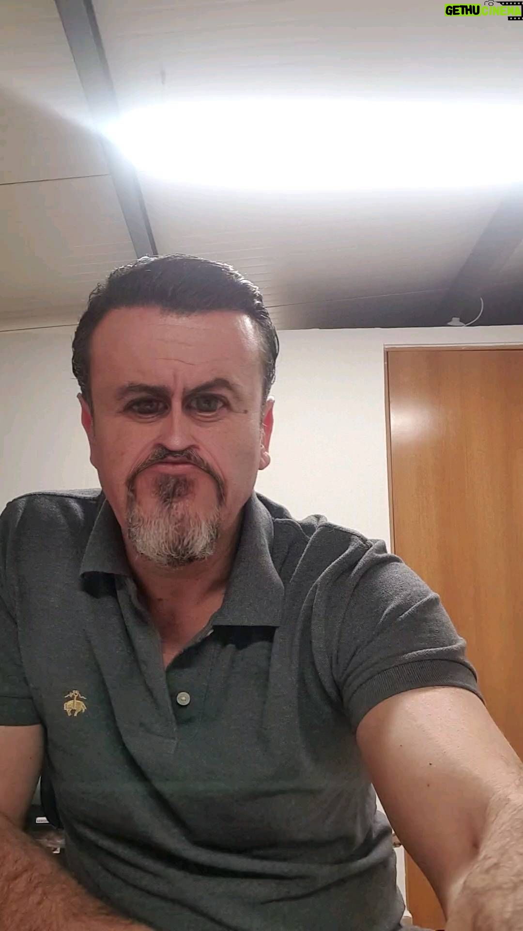 Alejandro Ávila Instagram - Humor...... y tu como te consideras?