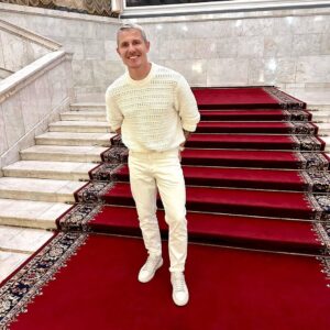 Aleksandr Malinovskiy Instagram - Я провел необыкновенный вечер, наполненный эмоциями исключительного масштаба. Я стал свидетелям особого события в театральной жизни нашей страны — последнего спектакля «Фигаро» в исполнении великолепного золотого состава театра им.Пушкина.
 
Всегда приятно ощутить, что попадаешь на волнующую постановку, настоящее произведение искусства. От каждой реплики до самой мелодичной ноты музыки мы погружались в магию сцены, в мир творчества и эмоций. Это было нечто невероятное!😍
 
А вы любите театр?
Делитесь в комментариях!