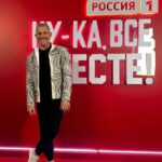 Aleksandr Malinovskiy Instagram - В последнее время я очень много говорю о бизнесе, но хочу напомнить, что я по-прежнему остаюсь артистом🎶 Весь сегодняшний день мы с командой провели на съемочной площадке пятого юбилейного сезона проекта «А ну-ка все вместе». Это был потрясающий день, наполненный безграничным творчеством! Музыка меня наполняет, как и работа, связанная с ней. Хоть это и энергозатратно, усталость после таких дней всегда приятная😍 Какой образ лучше? Пиши в комментах❤️