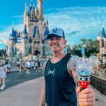 Aleksandr Malinovskiy Instagram - Disney парк - это, безусловно, место, погружающее нас в атмосферу легкости и беззаботности. ⠀ Это наше с Вами детство и герои любимых мультфильмов. ⠀ Это самый настоящий праздник какими бы взрослыми мы не были. ⠀ Посещаю этот парк при каждой возможности именно из-за этих эмоций. ⠀ Не представляю какой восторг испытывают дети, попадая в этот парк и жалею, что попал сюда впервые совсем взрослым.   #disney #disneyland #america #orlando