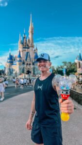 Aleksandr Malinovskiy Instagram - Disney парк - это, безусловно, место, погружающее нас в атмосферу легкости и беззаботности. ⠀ Это наше с Вами детство и герои любимых мультфильмов. ⠀ Это самый настоящий праздник какими бы взрослыми мы не были. ⠀ Посещаю этот парк при каждой возможности именно из-за этих эмоций. ⠀ Не представляю какой восторг испытывают дети, попадая в этот парк и жалею, что попал сюда впервые совсем взрослым.   #disney #disneyland #america #orlando
