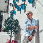 Aleksandr Malinovskiy Instagram - итак, испания! 🇪🇸 ⠀ Я никогда ее не любил, не чувствовал и не понимал. Барселона же мне вообще всегда казалось каким-то одним огромным рынком. Вот попроси объяснить "почему" - я не отвечу. Боюсь, что ни тогда, ни сейчас я это сделать действительно не смогу, хотя, допускаю, что мое мнение об этом городе ошибочно, каким ошибочным оно оказалось о стране в целом. ⠀ Уверен, что связано это с возрастом, ведь все мы знаем, что наше мнение относительно кого-то или чего-то, в силу определенных обстоятельств, иногда меняется. В моем случае - это 100% возраст. Я вообще пересмотрел свою жизнь и взгляды на нее от А до Я. ⠀ Так вот, та Испания, которую я увидел в этот раз, своими взрослыми мужскими глазами, просто прекрасна! Прекрасные открытые люди, прекрасная еда, шокирующе красивые города, прекрасный климат, фантастическая энергетика. ⠀ Да, как и любая другая страна, со своими минусами, не без этого, но это не отменяет "прелесть" этой страны. ⠀ До встречи, Испания! Seville, Spain