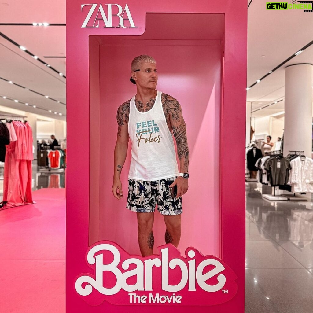 Aleksandr Malinovskiy Instagram - КЕН в ожидании окончания этого сумасшествия от #Barbie …