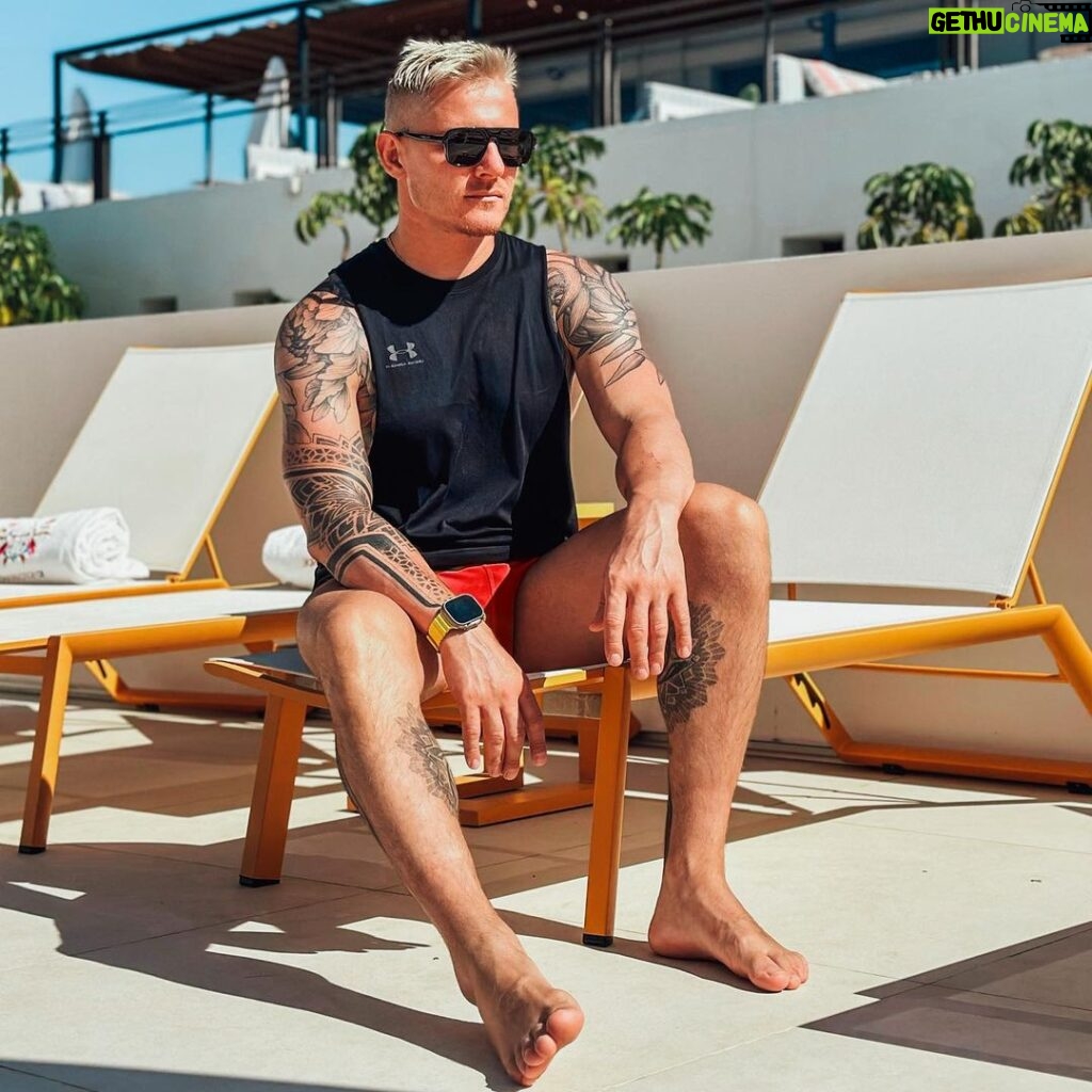 Aleksandr Malinovskiy Instagram - Прекрасное солнечное утро, когда можно никуда не торопиться, насладиться апельсиновым фрешэм, принять солнечные ванны, а затем взбодриться, окунувшись в прохладные воды наикрасивейшего бассейна @so_sotogrande … ❤️ SO/ Sotogrande Spa & Golf Resort Hotel
