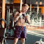 Aleksandr Malinovskiy Instagram - Думал поху…ю, а, нет, поху…дел😂 а еще в декабре я весил на 12 кг больше! 12 кг отборного жира🤷🏼‍♂️🤦🏼‍♂️ о, Спорт, ты жизнь🔥