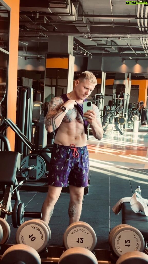 Aleksandr Malinovskiy Instagram - Думал поху…ю, а, нет, поху…дел😂 а еще в декабре я весил на 12 кг больше! 12 кг отборного жира🤷🏼‍♂️🤦🏼‍♂️ о, Спорт, ты жизнь🔥