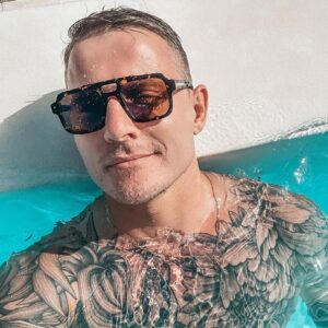 Aleksandr Malinovskiy Instagram - Перезагрузка и дальше херачить❤️ Полон сил и драйва! Рабочие процессы кипят! Сашуля рад❤️ скоро будет много всего интересного))) всем любви❤️