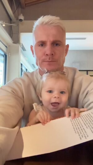 Aleksandr Malinovskiy Instagram - Родители, а у Вас сын или дочка ❓)

Я, кстати, был уверен, что у меня сын! Только в 7 месяцев мне сказали, что у меня дочка…🥰

А ровно до этого ко мне приехала моя Даша @astrolog_dana_ и, посмотрев мне в глаза, сказала: «У тебя будет ребенок»!

Я оторопел от шока, ведь об этом не знала даже моя мама! 

 Даша раскинула карты и сказала, что будет дочка! 
Я честно признаться про себя саркастически посмеялся! Ну, ведь, УЗИ пол беременности говорило обратное! 

«Посмотри еще раз» попросил я и Даша снова однозначно ответила: «Королева первая👸»

Представляете мой шок, когда через неделю мне позвонили врачи и сказали, что у меня дочка❓❗️#МояВера