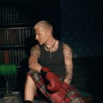 Aleksandr Malinovskiy Instagram - «Теперь он еще и юбку напялил»… прям вот вижу эти сообщения! ⠀ Если б Вы только знали ЧТО я читал о своих бусах с классическим костюмом! Кошмар! ⠀ Вообще меня так дико бесит эта советская ментальность! ⠀ Все всегда всё знают лучше всех: ⠀ что хорошо?!, что плохо?!, что можно?!, что нельзя?!, что мальчикам в воде обниматься - это зашквар!, что дурачиться в 39 - это перебор и тд! ⠀ Читаю и думаю: «а Вас вообще спрашивали?» ⠀ Жизнь 1! Живу как хочу! Делаю что хочу и как хочу! ⠀ И самое главное - я кайфую! Чего и всем желаю❤️ ⠀ Как Вам образ? Стиль 👔 @der_kosmopolit видео 📽️@laskinfotograf