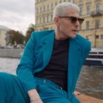 Aleksandr Malinovskiy Instagram - Есть уже любимая фраза в этом треке? ⠀ Моя: «Ты же не школьница, хватит горько реветь…» ⠀ Хотя, если подумать: «А кто сказал, что в возрасте расставаться менее болезненно?» ⠀ Наверное, это не может не ранить?! ⠀ Или же впервые разбитое сердце ранит больнее? ⠀ Ох! Не позволяйте себя разрушать❤️ 📽️ @starro.pro Moscow, Russia