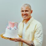 Aleksandr Malinovskiy Instagram - КОГДА Я ПОТЕРЯЛ ВЕРУ В СЕБЯ, БОГ ДАЛ МНЕ ВЕРУ И ТЕПЕРЬ МОЯ ВЕРА ВСЕГДА СО МНОЙ🙏🏼❤️ ⠀ Открыв глаза, я удивился количеству входящих сообщений и, конечно, первая мысль: «что-то случилось»! ⠀ Читая сообщения, я расплылся в улыбке от осознания, что меня поздравляют с рождением доченьки! ⠀ «Непривычно»…, подумал я, ведь, это у меня впервые! ⠀ Я не буду говорить, что есть жизнь «до» и «после». ⠀ Глобальное переосмысление жизни! ⠀ Нам год! Полет отличный! ⠀ Моя Вселенная по имени Вера❤️