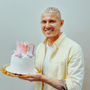Aleksandr Malinovskiy Instagram - КОГДА Я ПОТЕРЯЛ ВЕРУ В СЕБЯ, БОГ ДАЛ МНЕ ВЕРУ И ТЕПЕРЬ МОЯ ВЕРА ВСЕГДА СО МНОЙ🙏🏼❤️
⠀
Открыв глаза, я удивился количеству входящих сообщений и, конечно, первая мысль: «что-то случилось»!
⠀
Читая сообщения, я расплылся в улыбке от осознания, что меня поздравляют с рождением доченьки!
⠀
«Непривычно»…, подумал я, ведь, это у меня впервые!
⠀
Я не буду говорить, что есть жизнь «до» и «после».
⠀
Глобальное переосмысление жизни!
⠀
Нам год! Полет отличный!
⠀
Моя Вселенная по имени Вера❤️
