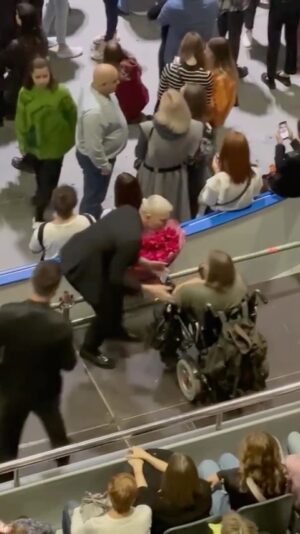 Aleksandr Malinovskiy Instagram - Этому видео больше месяца! Я очень сомневался, но все-таки решил его выложить в стену!
Длинные посты не читают, я понимаю, но я хочу рассказать эту историю!
⠀
Я увидел эту девушку перед началом концерта на танцполе. Она так одиноко сидела в своей коляске, ожидая начала, периодически поглядывая в телефон! Она сразу привлекла мое внимание и я стал наблюдать за ней! Наблюдать и  ждать, что может быть она не одна, что она с друзьями, но время шло, до начала концерта оставалось немного времени, а она все также одиноко сидела в своей коляске.
⠀
Единственное, чего мне хотелось в ту секунду - это как-то ее порадовать. Не знаю почему! Вот просто такой порыв!
Дальше, собственно, все было, как в тумане!
⠀
Ровно в эту секунду подошел мой брат с букет красивейших французских роз!
Все, что я смог ему сказать: «Брат, прости»!
Я выхватил этот букет и побежал!
В тот момент я пытался ответить себе на тысячу вопрос: «А стоит ли? А не обижу ли я ее? А что, если это вообще ее единственные цветы? А правильно ли это и тд»... в голове была каша, но я бежал!
⠀
И вот я стою у коляски этой девушки и смотрю ей в глаза!
Это невозможно описать, но в ее глазах была буря эмоций: был испуг, был шок, было удивление, был страх, было волнение, была радость, были слезы, был восторг... там было все! Она так разволновалась, что с трудом сказала: «Александр, спасибо»!
Я пожелал ей отлично вечера, поставил цветы перед ней и ушел.
⠀
Вернулся к брату, обнял его и знаете ... ревел ... от внутренней радости!
⠀
Через пару недель это видео мне прислали мои подписчики из какого-то телеграм канала и от комментариев к нему я думал, что вообще никогда сам лично не покажу это видео, но я попал на концерт Ани Лорак @anilorak , который просто пронизан любовью к миру, любовью к зрителям, любовью к семье, а затем попал на концерт Евы Власовой @singer_eva_vlasova , который пронизан настоящностью и трогательностью! ⠀
И все последние дни я думаю о том, что нами так мало транслируется доброты, хотя, это очень важно!
А о тех случаях которые происходят мы не говорим, боясь осуждения общества! Осуждения за доброту! Маразм, конечно!
⠀
Так вот оставляю это здесь! Пусть будет! Всем любви и добра! ❤️