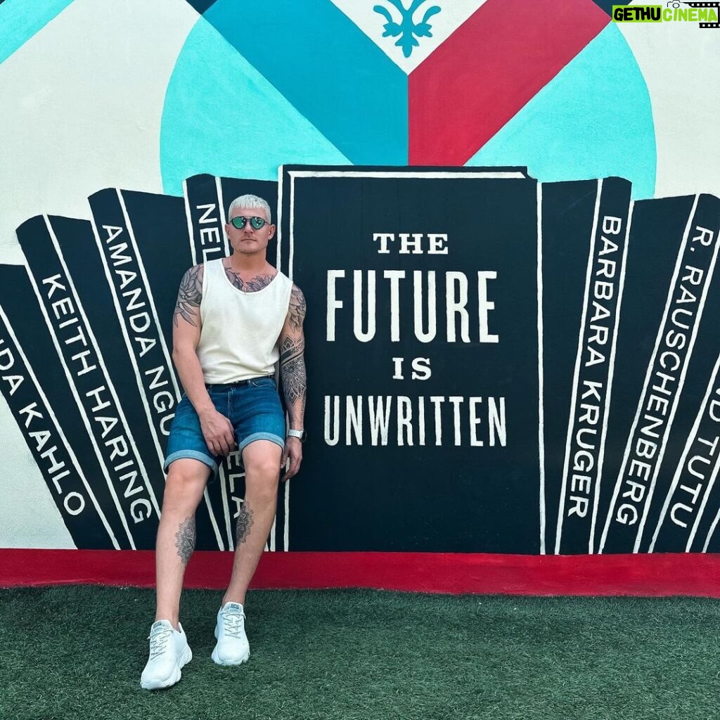 Aleksandr Malinovskiy Instagram - The future is unwritten… а так ли это… вот в чем вопрос…📚🥸