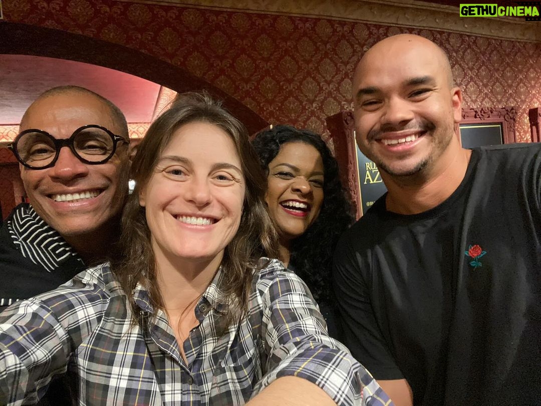 Alessandra Maestrini Instagram - Ontem @aripersanhairdress e eu assistimos ao IMPERDÍVEL @lutherkingomusical no @teatronissi da @cianissi . Logo faço um vídeo contando mais pq tem muuuuitoooo a se falar a respeito. Eles ficam em cartaz aqui em São Paulo somente até o dia 13 de fevereiro!!! Depois, seguem para o Rio de Janeiro. Se você quer ouvir vozes deslumbrantes, cantando músicas lindas, em um musical brasileiro absolutamente original que conta a trajetória desse revolucionário ícone mundial, garanta seu ingresso JÁ!!! E este é o mínimo do que tenho pra contar da experiência que tivemos ontem ànoite... #putaquepariu !!! Teatro Nissi