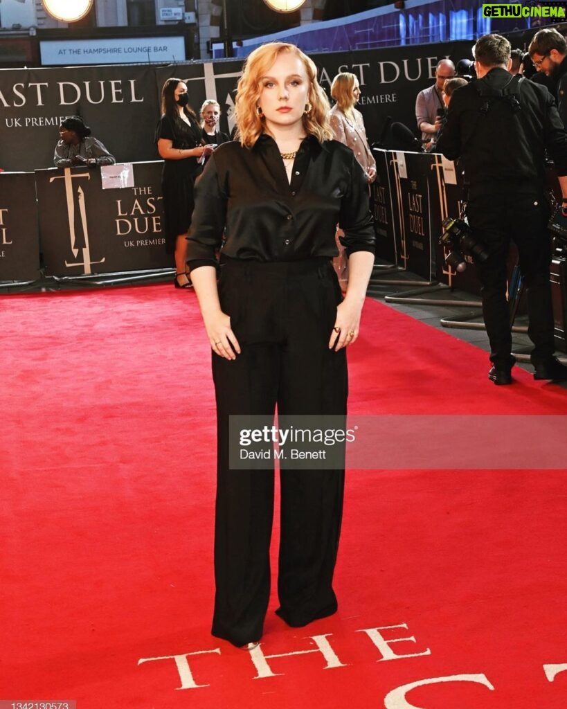 Alexa Davies Instagram - ✨The Last Duel UK Premiere ✨ you’re on another level @jodiemcomer 🙌🏻 Styled by @ellagaskellstylist Wearing @serenabutelondon @tillysveaas @alighieri_jewellery @jimmychoo Make up 👀 @ctilburymakeup 💋 @vievemuse 👩🏻‍🦰 @kevynaucoin Thank you so much @20thcenturyuk & @runraggeduk for having us 💕 Odeon Leicester Square