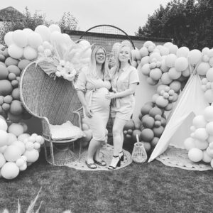 Alexa Davies Instagram - Time moves so quickly down south that when you go back up north, some of your friends are already mothers and others are about to be. I love my girls so much 💕