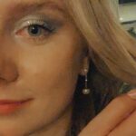 Alexa Davies Instagram - Thank you so much to @anythinggoesuk for inviting me to last nights Gala Performance🎉. What a show! It was good to be back in a theatre being blown away by such talent. 👏🏻 A huge thank you also, to @bespokebymb for these incredible earrings. ✨They are so so beautiful and Barnabas is so brilliant to work with 🥰 I can’t thank them enough! Xx