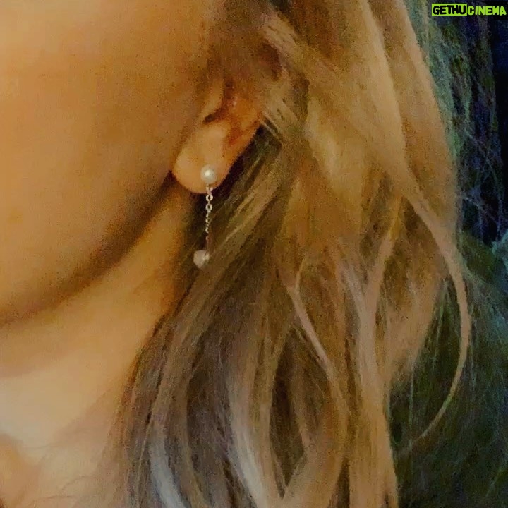Alexa Davies Instagram - Thank you so much to @anythinggoesuk for inviting me to last nights Gala Performance🎉. What a show! It was good to be back in a theatre being blown away by such talent. 👏🏻 A huge thank you also, to @bespokebymb for these incredible earrings. ✨They are so so beautiful and Barnabas is so brilliant to work with 🥰 I can’t thank them enough! Xx