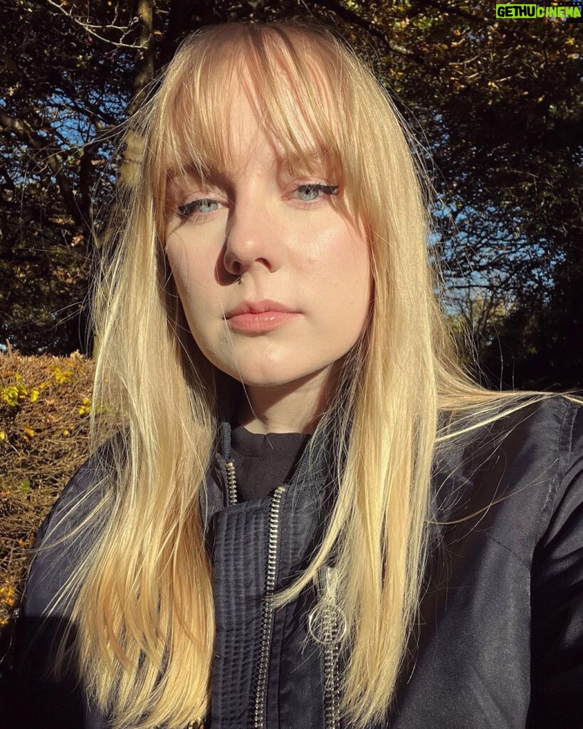 Alexa Davies Instagram - A change is as good as a rest. alt caption “2023. One year, two fringes” The only person I trust with my ‘in real life’ hair @alfieoneill_