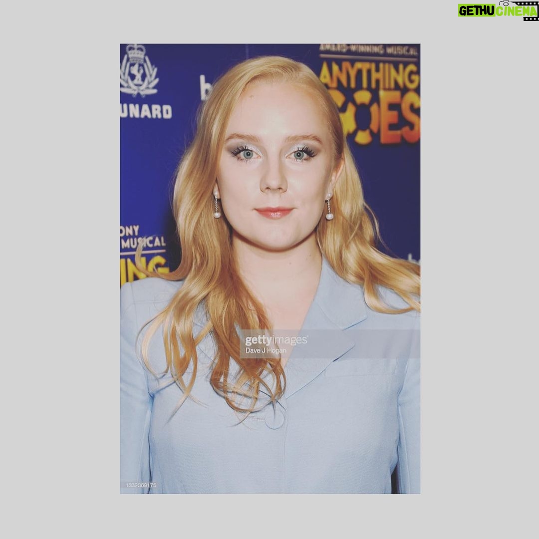 Alexa Davies Instagram - Thank you so much to @anythinggoesuk for inviting me to last nights Gala Performance🎉. What a show! It was good to be back in a theatre being blown away by such talent. 👏🏻 A huge thank you also, to @bespokebymb for these incredible earrings. ✨They are so so beautiful and Barnabas is so brilliant to work with 🥰 I can’t thank them enough! Xx