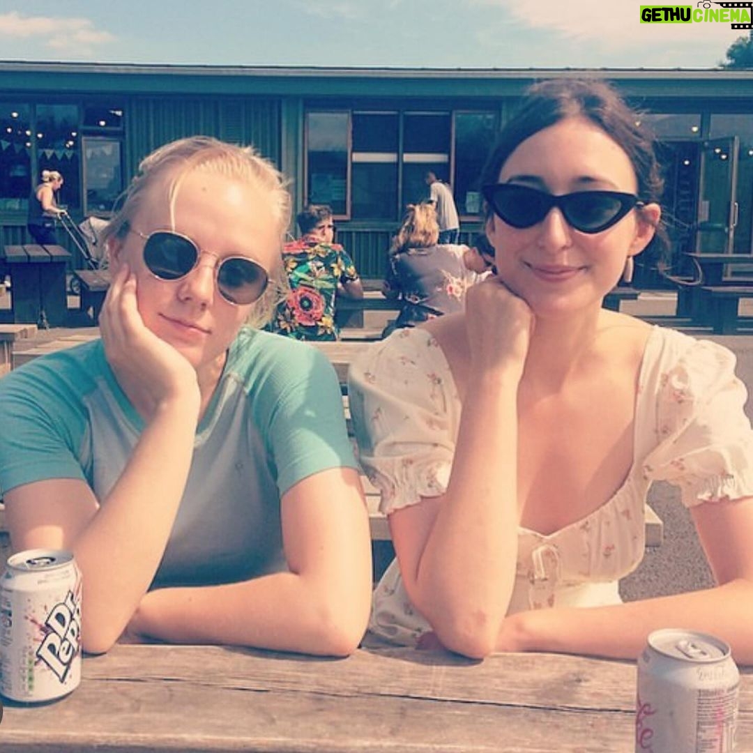 Alexa Davies Instagram - We met as teenagers, almost children, and today we celebrate her 30th birthday. How lucky am I to have the most wonderful woman to call my best friend. Here’s to lunch time sessions. Here’s to “well I’m paying for her”. Here’s to euphoria cappuccino’s. Here’s to 24 hour shut ins. Here’s to camel. Here’s to Groucho. Here’s to l’eto. Here’s to you. Forever my brunette, forever my ‘Rachel’, forever my pea. Love you @cescadolan