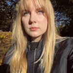 Alexa Davies Instagram - A change is as good as a rest. alt caption “2023. One year, two fringes” The only person I trust with my ‘in real life’ hair @alfieoneill_