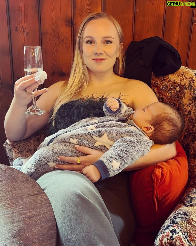 Alexa Davies Instagram - My oldest, dearest friend in the world got married and this is all the coverage I got. Yes I will hold your babies while you relax, I’m an auntie in training.