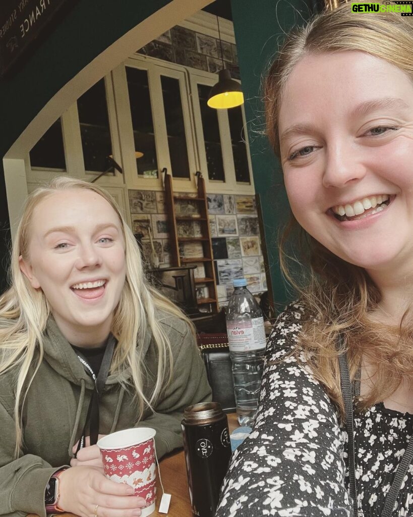 Alexa Davies Instagram - “I feel fucking knackered” - @marthawatsonallpress 1. Sad Charly 📸 - @mihaelabodlovic 2. Happy Charly (such range) 📸 - @mihaelabodlovic 3. The slice of sunshine that is @helencmonks was literally working in the same venue. That’s gorgeous luck. 4. Dennis is a big supporter of his mother and, thankfully, of the arts. 5. Got to work with Tim Crouch and subsequently spent the rest of the fringe talking about how much I love Tim Crouch. 📸 - @thistimcrouch 6. I fucking love oysters. 7. I really fucking love Jim. Who took on all the work of looking after the house and the dog whilst also working AND looking after me. Until next time ♥️ I am fine.