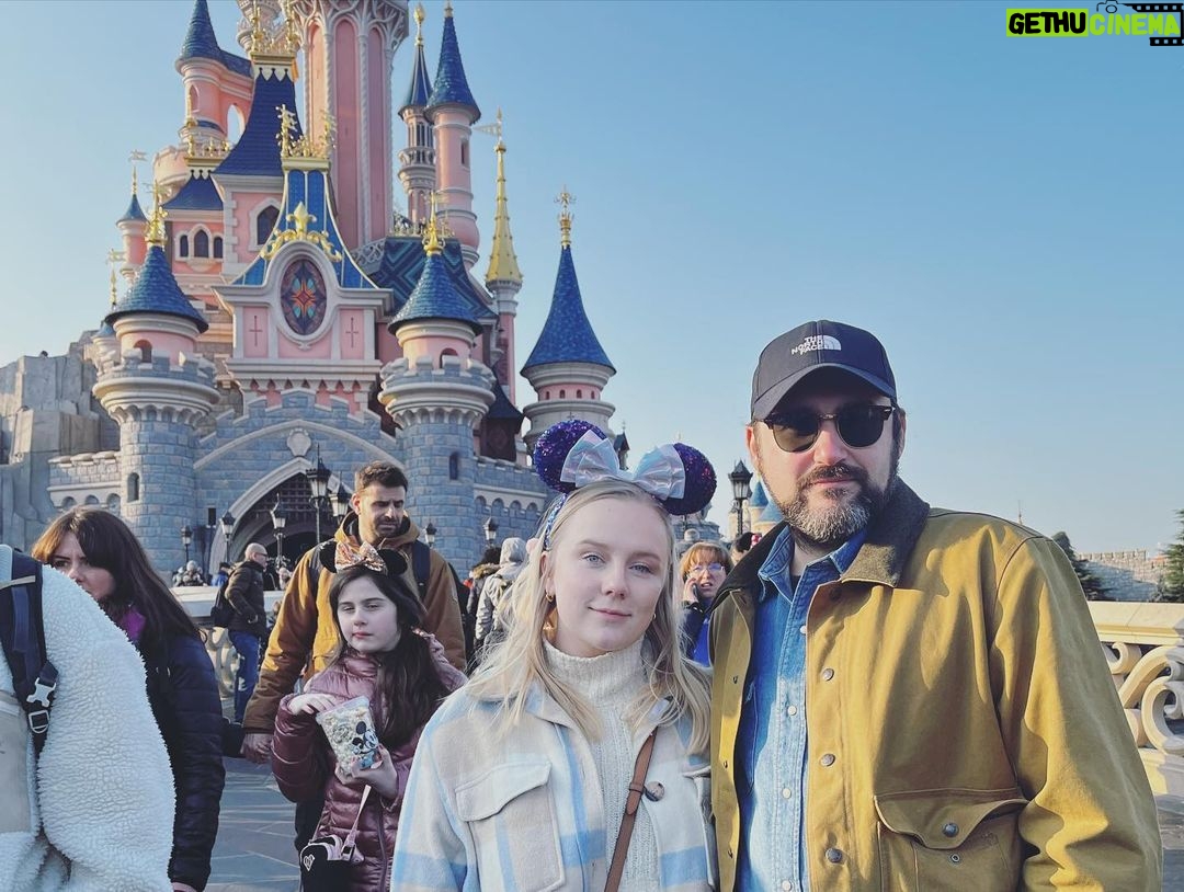 Alexa Davies Instagram - Disney dump 1. Handsome team bracing the day (@bethanygwyndav) 2. Brave soldiers 3. Olaf in complete shock that Jim has graced him with a wave 4. Obligatory (god bless that popcorn feasting legend) 5. A story told in 4 faces. #disneylandparis