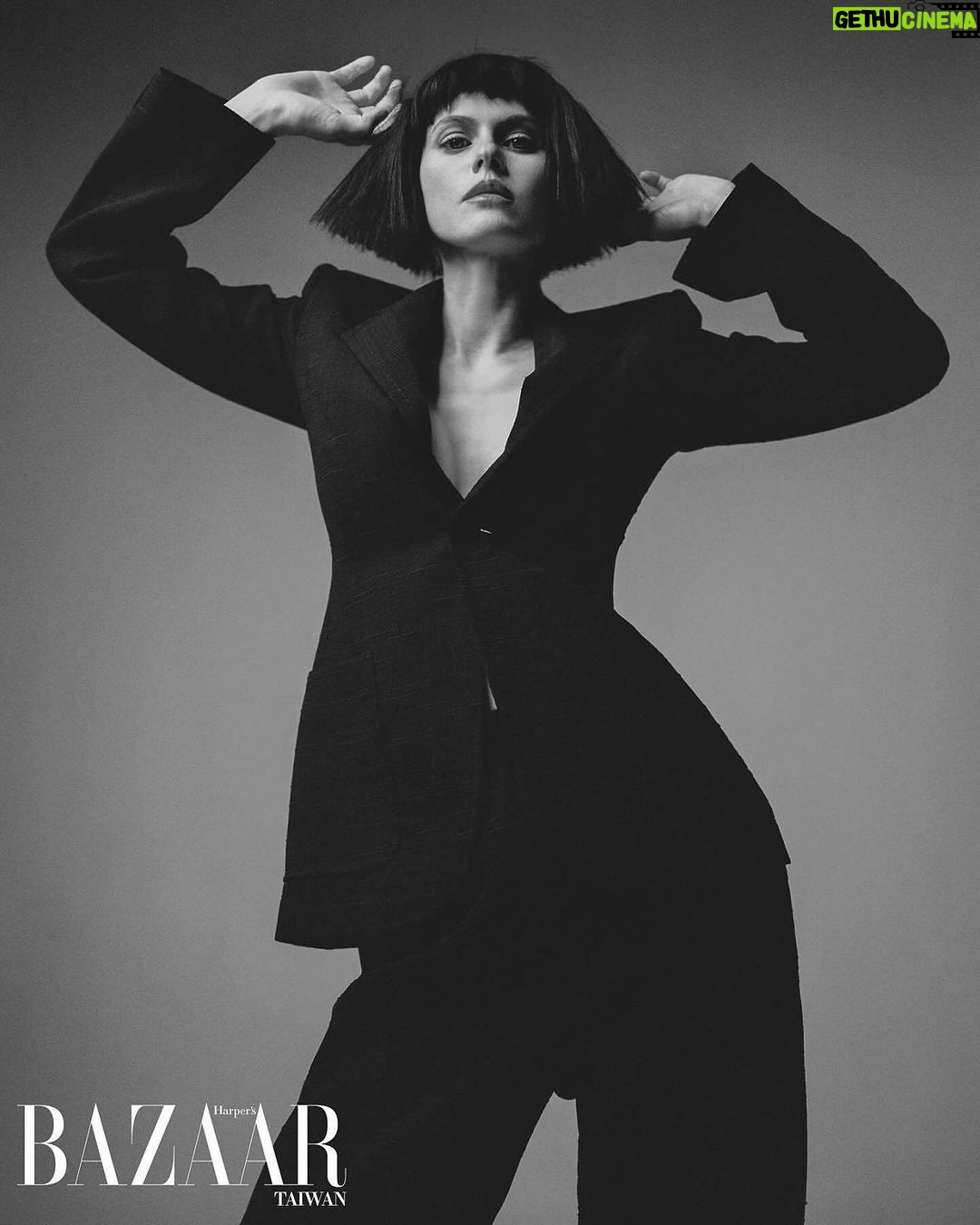 Alexandra Daddario Instagram - ❤️ 💇♀️ @ryannyc 💄 @lotstar @agataserge @sarahgorereeves