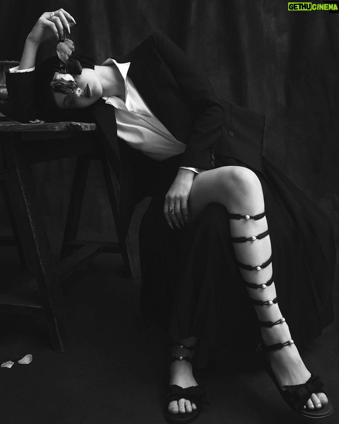 Alexandra Daddario Instagram - Thank you @FlauntMagazine for letting me hold this snake πΈ AdamFranzino π @Katie_Mossman wearing @Dior ποΈ @Audra_McClain π @TheMartyHarper π @lotstar π
@Merricures #FlauntMagazine #UnderTheSilverMoon