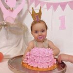 Alexandra Giroux Instagram - Bonne fête à la plus merveilleuse petite fille de la terre 🌍! Déjà un an ma chouette! Cette nuit, après ta rumba nocturne, tu t’es recouchée à 1:47, pile l’heure de ta naissance 🥺! Cette première année avec toi a été si belle et si douce. J’ai envie de te remercier pour tout ce que tu as apporté dans ma vie 🤍 Merci pour ta patience! Merci pour ta grandeur d’âme! Merci pour tout l’amour que tu apportes dans ce monde! Merci pour ton grand coeur! Merci pour le beau congé de maternité qu’on a passé collée! Merci pour tous ces beaux moments de magie! Merci pour tous tes petits regards bienveillants! Merci de m’avoir fait découvrir le véganisme aussi 🌱 Et surtout merci de m’avoir choisie pour maman ❤️ C’est le coeur gros qu’on clôt le chapitre de ta première année de vie. J’aime la petite fille que tu es et que tu deviens ❤️ Continue d’être toi, tu le fais à merveille 😍 Repentigny, Quebec