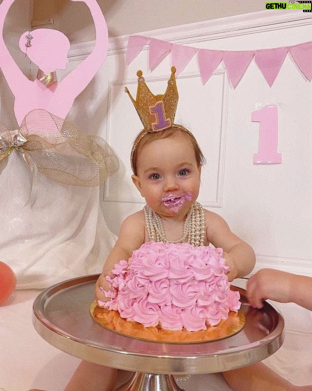 Alexandra Giroux - 4.1K Likes - Bonne fête à la plus merveilleuse petite fille de la terre 🌍!
Déjà un an ma chouette! Cette nuit, après ta rumba nocturne, tu t’es recouchée à 1:47, pile l’heure de ta naissance 🥺! Cette première année avec toi a été si belle et si douce. J’ai envie de te remercier pour tout ce que tu as apporté dans ma vie 🤍
Merci pour ta patience!
Merci pour ta grandeur d’âme!
Merci pour tout l’amour que tu apportes dans ce monde!
Merci pour ton grand coeur!
Merci pour le beau congé de maternité qu’on a passé collée!
Merci pour tous ces beaux moments de magie!
Merci pour tous tes petits regards bienveillants!
Merci de m’avoir fait découvrir le véganisme aussi 🌱
Et surtout merci de m’avoir choisie pour maman ❤️
C’est le coeur gros qu’on clôt le chapitre de ta première année de vie. J’aime la petite fille que tu es et que tu deviens ❤️ Continue d’être toi, tu le fais à merveille 😍