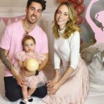Alexandra Giroux Instagram - Bonne fête à la plus merveilleuse petite fille de la terre 🌍! Déjà un an ma chouette! Cette nuit, après ta rumba nocturne, tu t’es recouchée à 1:47, pile l’heure de ta naissance 🥺! Cette première année avec toi a été si belle et si douce. J’ai envie de te remercier pour tout ce que tu as apporté dans ma vie 🤍 Merci pour ta patience! Merci pour ta grandeur d’âme! Merci pour tout l’amour que tu apportes dans ce monde! Merci pour ton grand coeur! Merci pour le beau congé de maternité qu’on a passé collée! Merci pour tous ces beaux moments de magie! Merci pour tous tes petits regards bienveillants! Merci de m’avoir fait découvrir le véganisme aussi 🌱 Et surtout merci de m’avoir choisie pour maman ❤️ C’est le coeur gros qu’on clôt le chapitre de ta première année de vie. J’aime la petite fille que tu es et que tu deviens ❤️ Continue d’être toi, tu le fais à merveille 😍 Repentigny, Quebec