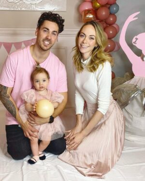 Alexandra Giroux Instagram - Bonne fête à la plus merveilleuse petite fille de la terre 🌍! 

Déjà un an ma chouette! Cette nuit, après ta rumba nocturne, tu t’es recouchée à 1:47, pile l’heure de ta naissance 🥺! Cette première année avec toi a été si belle et si douce. J’ai envie de te remercier pour tout ce que tu as apporté dans ma vie 🤍

Merci pour ta patience!
Merci pour ta grandeur d’âme!
Merci pour tout l’amour que tu apportes dans ce monde!
Merci pour ton grand coeur!
Merci pour le beau congé de maternité qu’on a passé collée!
Merci pour tous ces beaux moments de magie!
Merci pour tous tes petits regards bienveillants!
Merci de m’avoir fait découvrir le véganisme aussi 🌱
Et surtout merci de m’avoir choisie pour maman ❤️

C’est le coeur gros qu’on clôt le chapitre de ta première année de vie. J’aime la petite fille que tu es et que tu deviens ❤️ Continue d’être toi, tu le fais à merveille 😍
