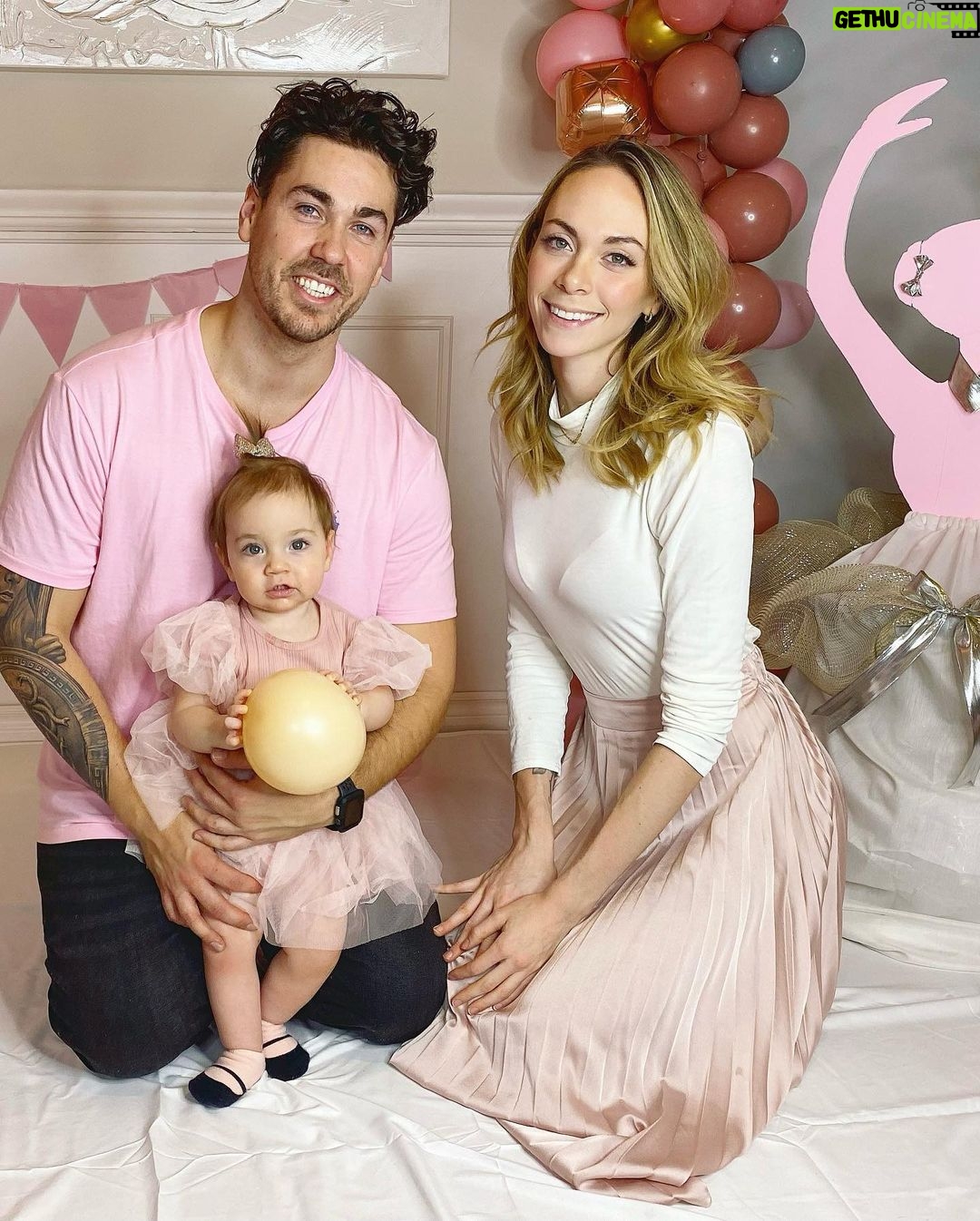 Alexandra Giroux - 4.1K Likes - Bonne fête à la plus merveilleuse petite fille de la terre 🌍!
Déjà un an ma chouette! Cette nuit, après ta rumba nocturne, tu t’es recouchée à 1:47, pile l’heure de ta naissance 🥺! Cette première année avec toi a été si belle et si douce. J’ai envie de te remercier pour tout ce que tu as apporté dans ma vie 🤍
Merci pour ta patience!
Merci pour ta grandeur d’âme!
Merci pour tout l’amour que tu apportes dans ce monde!
Merci pour ton grand coeur!
Merci pour le beau congé de maternité qu’on a passé collée!
Merci pour tous ces beaux moments de magie!
Merci pour tous tes petits regards bienveillants!
Merci de m’avoir fait découvrir le véganisme aussi 🌱
Et surtout merci de m’avoir choisie pour maman ❤️
C’est le coeur gros qu’on clôt le chapitre de ta première année de vie. J’aime la petite fille que tu es et que tu deviens ❤️ Continue d’être toi, tu le fais à merveille 😍