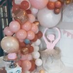 Alexandra Giroux Instagram - Bonne fête à la plus merveilleuse petite fille de la terre 🌍! Déjà un an ma chouette! Cette nuit, après ta rumba nocturne, tu t’es recouchée à 1:47, pile l’heure de ta naissance 🥺! Cette première année avec toi a été si belle et si douce. J’ai envie de te remercier pour tout ce que tu as apporté dans ma vie 🤍 Merci pour ta patience! Merci pour ta grandeur d’âme! Merci pour tout l’amour que tu apportes dans ce monde! Merci pour ton grand coeur! Merci pour le beau congé de maternité qu’on a passé collée! Merci pour tous ces beaux moments de magie! Merci pour tous tes petits regards bienveillants! Merci de m’avoir fait découvrir le véganisme aussi 🌱 Et surtout merci de m’avoir choisie pour maman ❤️ C’est le coeur gros qu’on clôt le chapitre de ta première année de vie. J’aime la petite fille que tu es et que tu deviens ❤️ Continue d’être toi, tu le fais à merveille 😍 Repentigny, Quebec