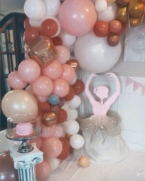 Alexandra Giroux Instagram - Bonne fête à la plus merveilleuse petite fille de la terre 🌍! 

Déjà un an ma chouette! Cette nuit, après ta rumba nocturne, tu t’es recouchée à 1:47, pile l’heure de ta naissance 🥺! Cette première année avec toi a été si belle et si douce. J’ai envie de te remercier pour tout ce que tu as apporté dans ma vie 🤍

Merci pour ta patience!
Merci pour ta grandeur d’âme!
Merci pour tout l’amour que tu apportes dans ce monde!
Merci pour ton grand coeur!
Merci pour le beau congé de maternité qu’on a passé collée!
Merci pour tous ces beaux moments de magie!
Merci pour tous tes petits regards bienveillants!
Merci de m’avoir fait découvrir le véganisme aussi 🌱
Et surtout merci de m’avoir choisie pour maman ❤️

C’est le coeur gros qu’on clôt le chapitre de ta première année de vie. J’aime la petite fille que tu es et que tu deviens ❤️ Continue d’être toi, tu le fais à merveille 😍
