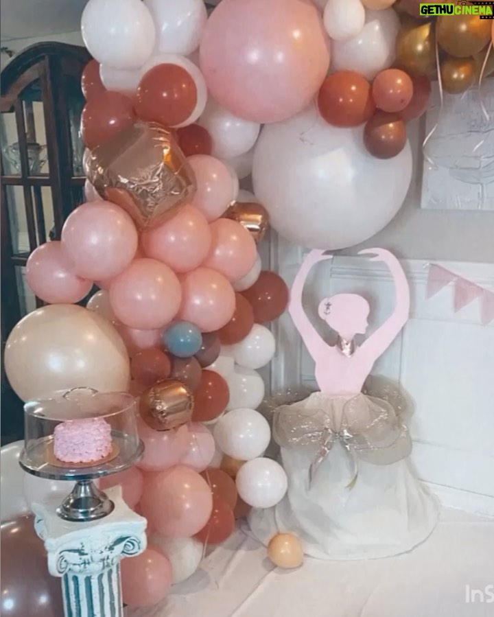 Alexandra Giroux - 4.1K Likes - Bonne fête à la plus merveilleuse petite fille de la terre 🌍!
Déjà un an ma chouette! Cette nuit, après ta rumba nocturne, tu t’es recouchée à 1:47, pile l’heure de ta naissance 🥺! Cette première année avec toi a été si belle et si douce. J’ai envie de te remercier pour tout ce que tu as apporté dans ma vie 🤍
Merci pour ta patience!
Merci pour ta grandeur d’âme!
Merci pour tout l’amour que tu apportes dans ce monde!
Merci pour ton grand coeur!
Merci pour le beau congé de maternité qu’on a passé collée!
Merci pour tous ces beaux moments de magie!
Merci pour tous tes petits regards bienveillants!
Merci de m’avoir fait découvrir le véganisme aussi 🌱
Et surtout merci de m’avoir choisie pour maman ❤️
C’est le coeur gros qu’on clôt le chapitre de ta première année de vie. J’aime la petite fille que tu es et que tu deviens ❤️ Continue d’être toi, tu le fais à merveille 😍