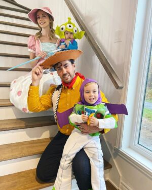 Alexandra Giroux Instagram - Trick or Treat 🍬👻! Happy Halloween 🎃 

#kids #halloween #halloweencostume #family #familyreunion 🧡
