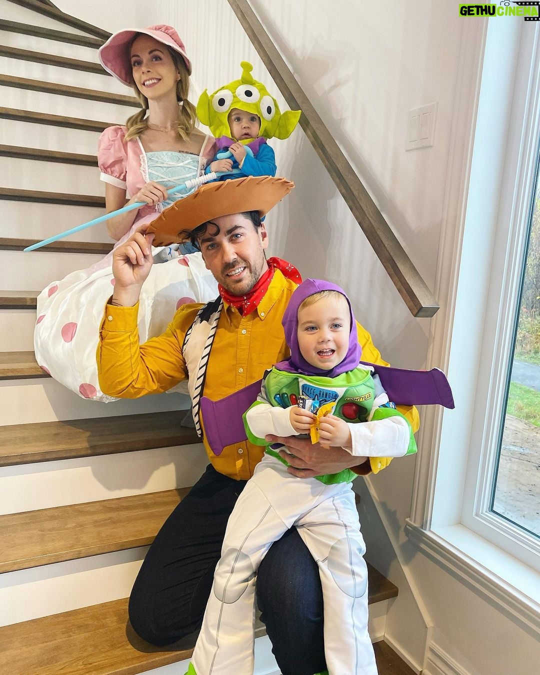 Alexandra Giroux - 4.3K Likes - Trick or Treat 🍬👻! Happy Halloween 🎃
#kids #halloween #halloweencostume #family #familyreunion 🧡