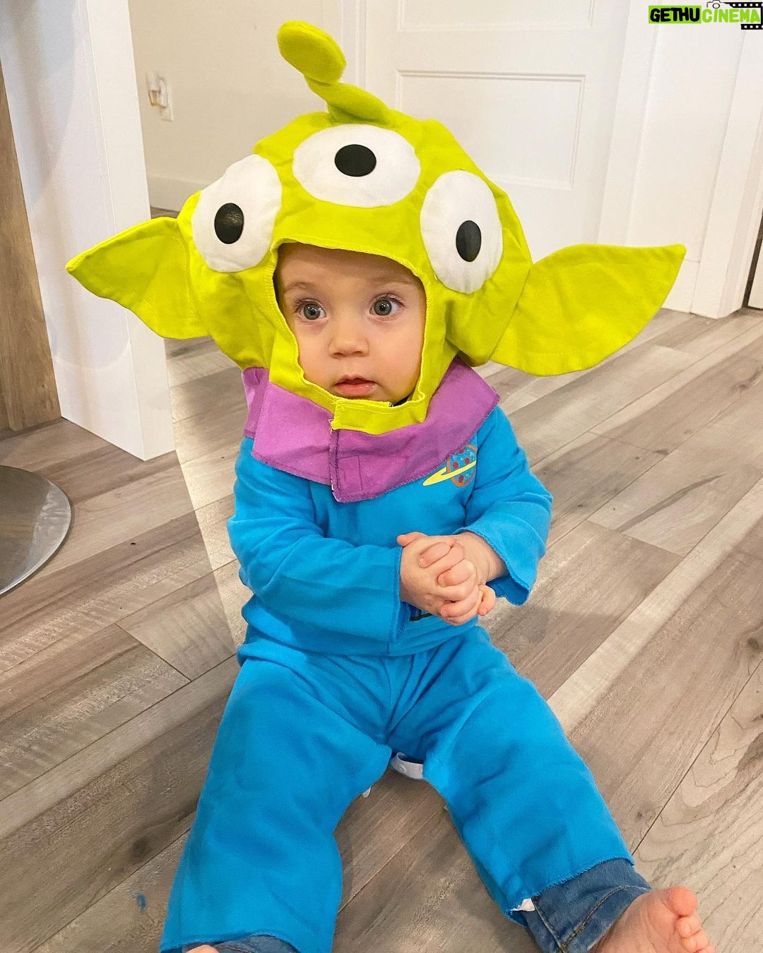 Alexandra Giroux - 4.3K Likes - Trick or Treat 🍬👻! Happy Halloween 🎃
#kids #halloween #halloweencostume #family #familyreunion 🧡