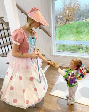 Alexandra Giroux Instagram - Trick or Treat 🍬👻! Happy Halloween 🎃 

#kids #halloween #halloweencostume #family #familyreunion 🧡